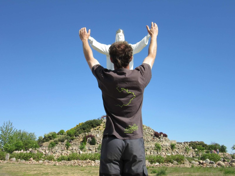 - 44 - Pac, a pusu raději ne... - Pomnik Chrystusa Króla (Polsko).jpg